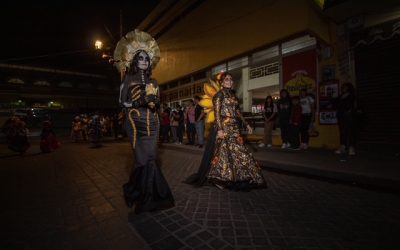 Colorido Desfile de Catrinas Embellece el Centro de Salvatierra en el Festival de las Almas