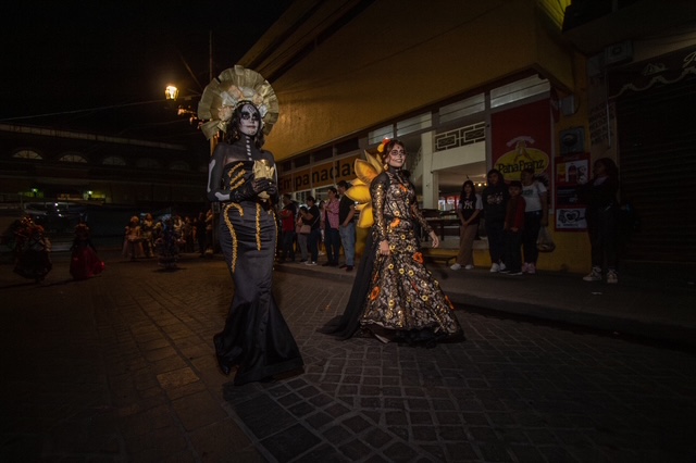 Colorido Desfile de Catrinas Embellece el Centro de Salvatierra en el Festival de las Almas