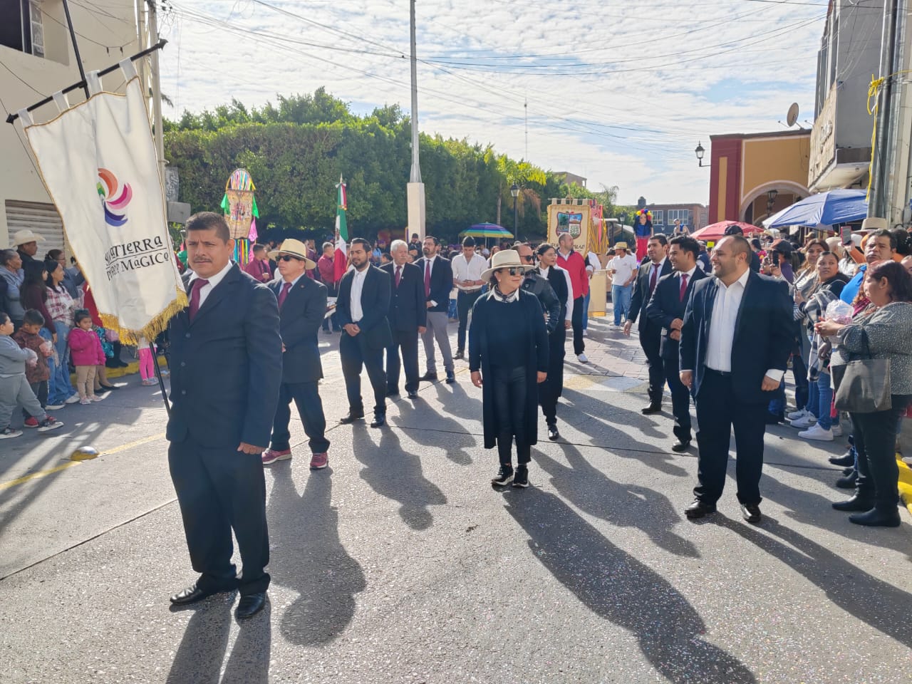 Funcionarios participan en desfile de aniversario en Tarimoro. Gto.